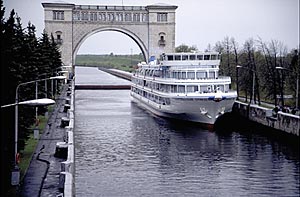 Die Wasilij Surikow in der Schleuse von Uglitsch