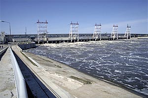 Tscheboksarakaja Wasserkraftanlage (Gesamtleistung 1404 MW bei 20 m Fallhöhe, Inbetriebnahme 1980)